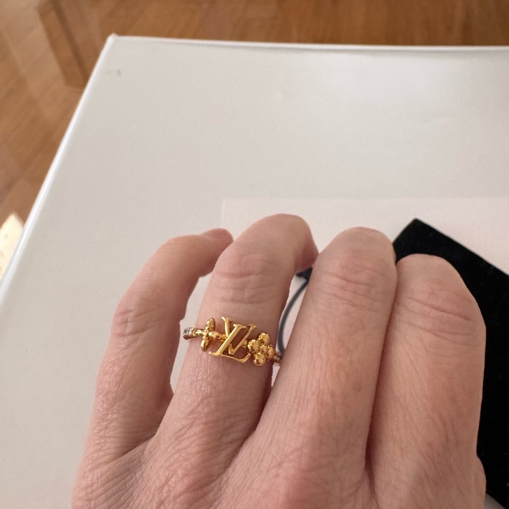 Louis Vuitton Gold Monogram Ring - Picture 4 of 6
